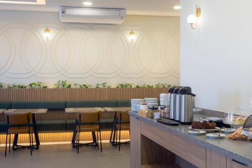 Hotel VARSÓVIA EXPRESSにあるコーヒーまたはお茶