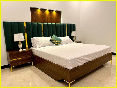 Łóżko lub łóżka w pokoju w obiekcie The Sea Beach Point Hotel Near Marine Drive Road-Jagannath Temple- Restaurant and Parking Facilities - Fully Air Conditioning Hotel