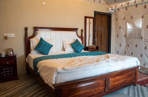 Ένα ή περισσότερα κρεβάτια σε δωμάτιο στο hotel maya jaisalmer