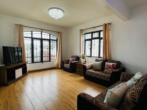 Una sala de estar con dos sofás y un televisor. en The Perfect Home for a Family Getaway!, en Souillac