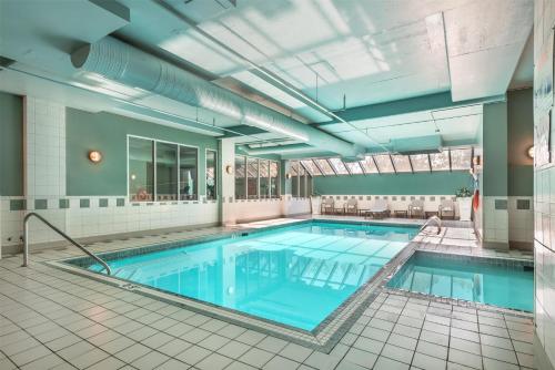 a large swimming pool in a building at Best Western PLUS Calgary Centre Inn in Calgary
