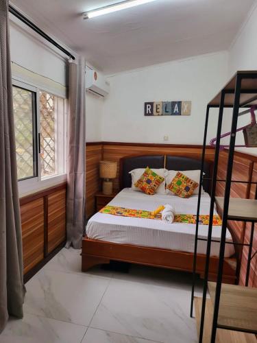 a bedroom with a bed and a bunk bed at Résidence Cosy en plein centre ville d'Akwa in Douala