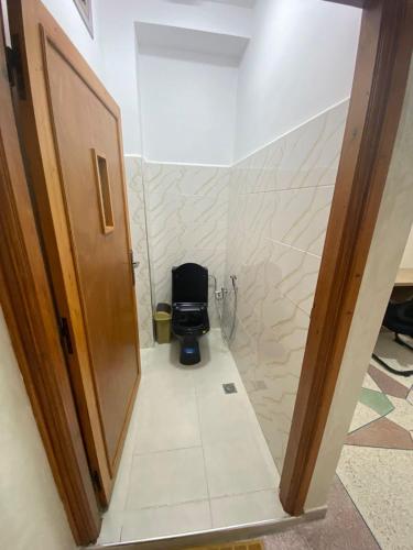 a small bathroom with a toilet in a room at Résidence Tfraoute in Tafraoute