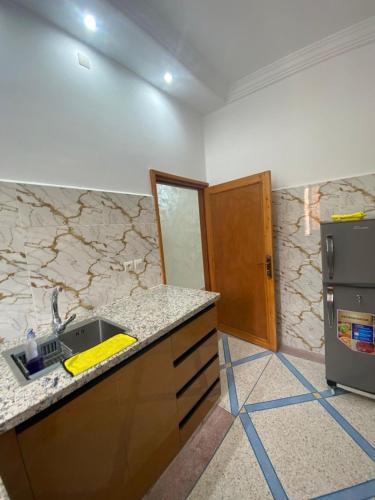 a kitchen with a sink and a refrigerator at Résidence Tfraoute in Tafraoute