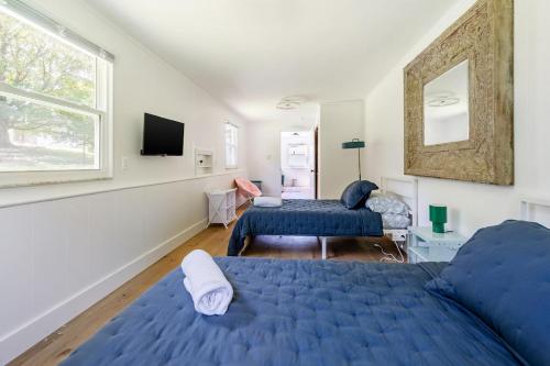 Кровать или кровати в номере Relax and Explore - Knoxville Stay with Hot Tub and Grill