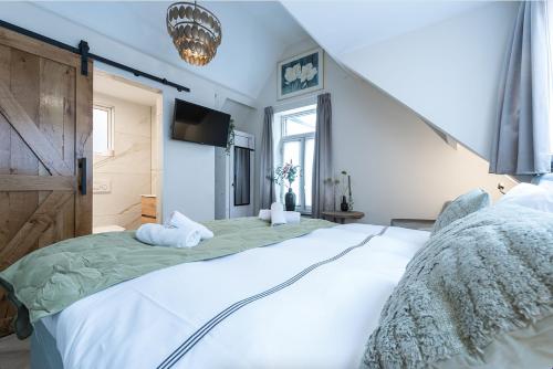 Postel nebo postele na pokoji v ubytování New Warm, Bed En Koffie Suite Tilburg