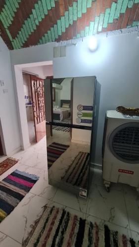 a room with a microwave and a room with a floor at Reagan House in Aswan