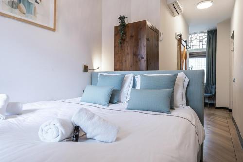a bedroom with two beds with white and blue pillows at Hotspot Location, Wifi, Bed En Koffie Harmony in Tilburg