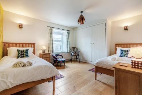 a bedroom with two twin beds and a desk at Hill View in Appersett