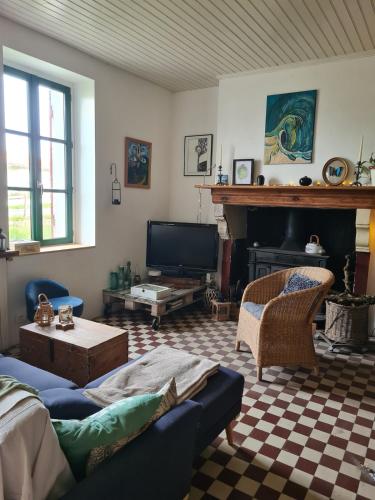 a living room with a couch and a fireplace at L'écrin du Temps in Brocas