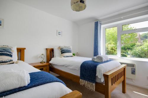 En eller flere senge i et værelse på Owlwood Cottage