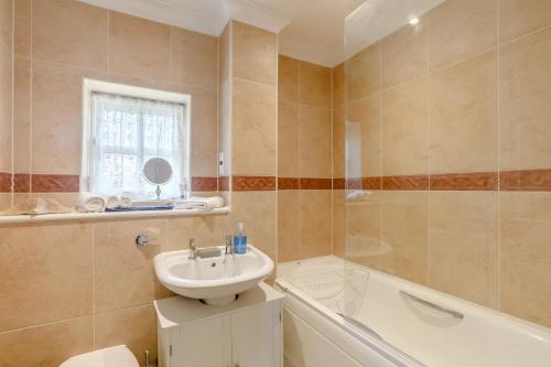 Et badeværelse på 2 Bed in Holt oc-1810