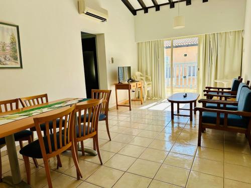 Χώρος καθιστικού στο Harbour Haven 2 BR Gem steps fm sand and shops