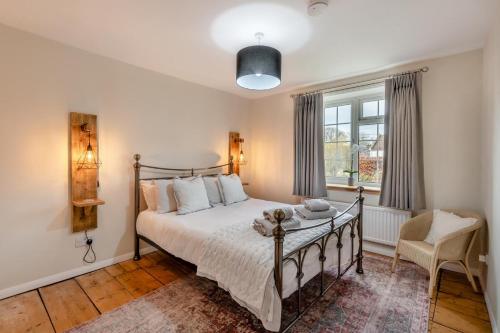 Una cama o camas en una habitación de Rosehill House