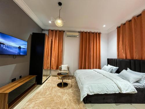 TV/trung tâm giải trí tại Teak Gardens T3 - East Legon