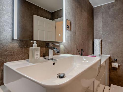 Koupelna v ubytování 2 Bed in Tenby FB032