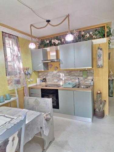 Η κουζίνα ή μικρή κουζίνα στο Alessandra's House Mountain