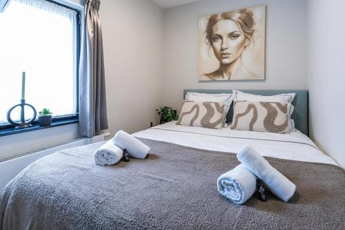 a bedroom with a bed with towels on it at Cozy suite with new shower near Popodium 013 in Tilburg