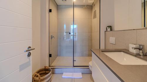 Ένα μπάνιο στο The Bridgewater collection 411- Luxury 1 bed Morden Apartment at Century City