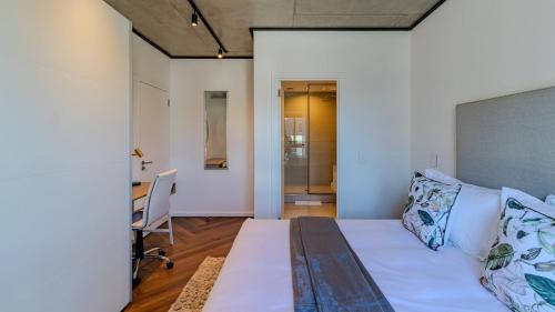 Ένα ή περισσότερα κρεβάτια σε δωμάτιο στο The Bridgewater collection 411- Luxury 1 bed Morden Apartment at Century City