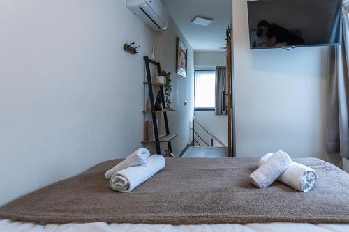 ein Schlafzimmer mit einem Bett mit Handtüchern darauf in der Unterkunft Cozy Suite With New Shower Near Popodium 013 in Tilburg