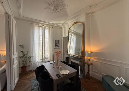 Fotografie z fotogalerie ubytování Élégant appartement haussmannien en hypercentre v destinaci Orléans