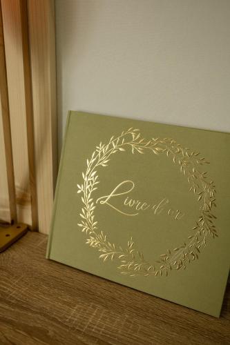 a green card with a laurel wreath on it at Jungle Studio - Déco tropicale et confort moderne in Montoir-de-Bretagne