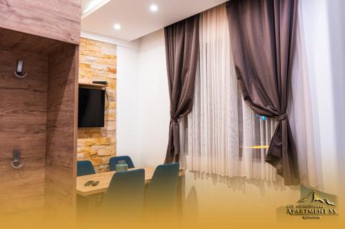 Televisyen dan/atau pusat hiburan di LUX Milmari L Apartments