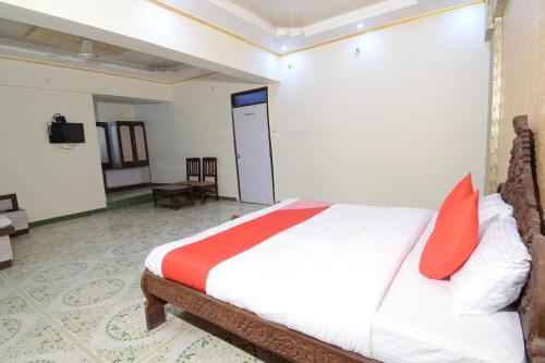 Postel nebo postele na pokoji v ubytování Hotel O Ranibagh Palace