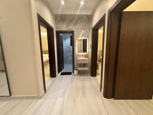 a hallway of a bathroom with two open doors at الواجهة in Buraydah
