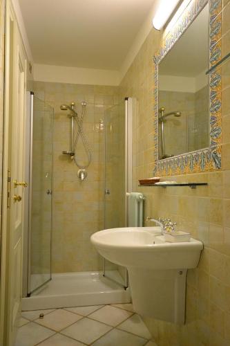 a bathroom with a sink and a shower at Relais Villa Rossi in Silvi Marina