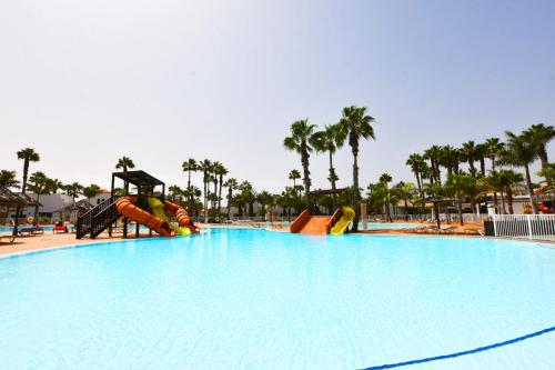 Bazén v ubytování Book Jet - OASIS CORRALEJO maxi-pool !renovated! nebo v jeho okolí