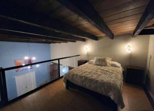 Ένα ή περισσότερα κρεβάτια σε δωμάτιο στο loft 2 blocks from the cathedral