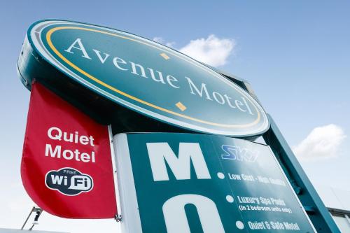 a sign that says avenue muscle and a outside modelmn sign at Avenue Motel Palmerston North in Palmerston North