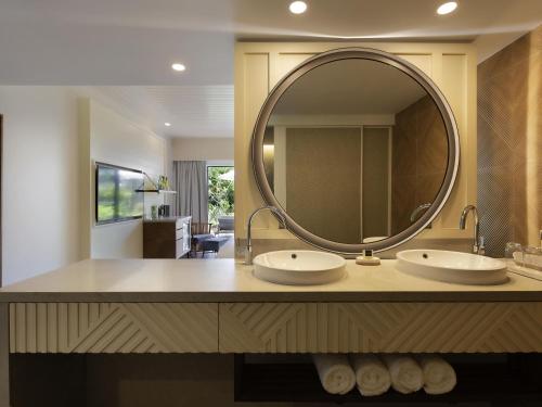 Bilik mandi di Sofitel Fiji Resort & Spa