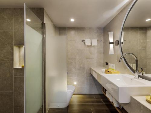 Bilik mandi di Sofitel Fiji Resort & Spa