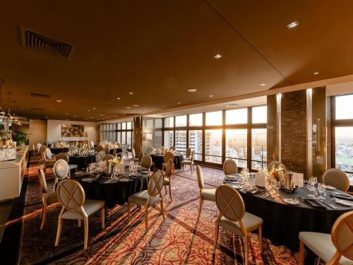 Un restaurante u otro lugar para comer en Sofitel Brisbane Central