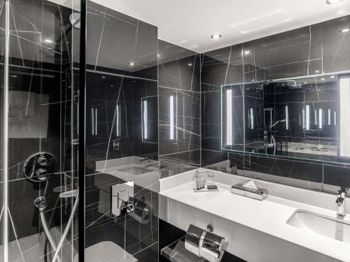 Bilik mandi di Sofitel London Gatwick
