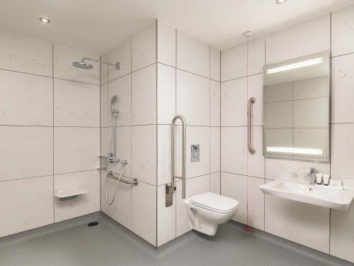 Bilik mandi di Sofitel London Gatwick