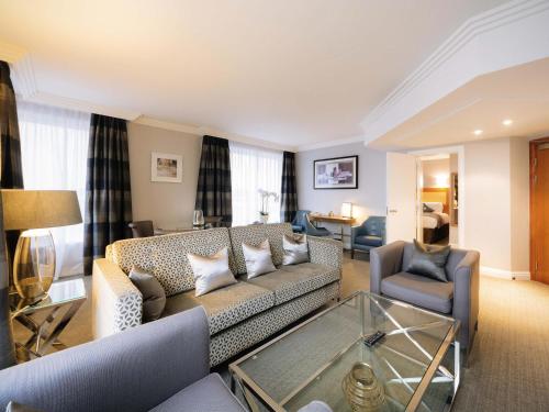 Ruang duduk di Sofitel London Gatwick