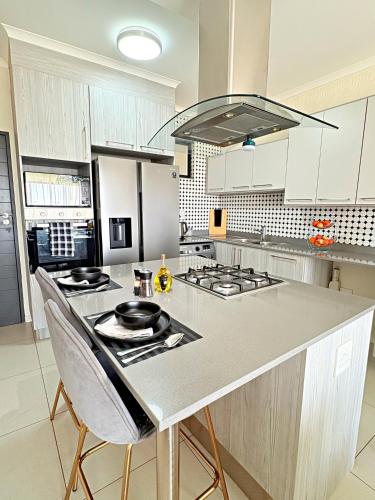 Kuchyň nebo kuchyňský kout v ubytování Elite Residence 92 on New, Midrand