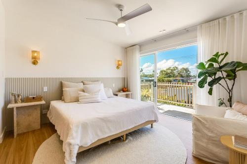 Un dormitorio con una cama grande y un balcón. en Luxury Dream Home Away From Home&heated pool, en Deception Bay