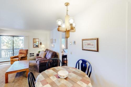 een woonkamer met een tafel en een eetkamer bij Red Pine N1 in Park West Ski Area Heliport