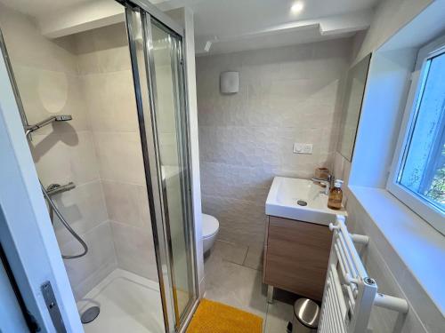 Ένα μπάνιο στο Chaumière cosy proche bourg - Jardin - Campagne