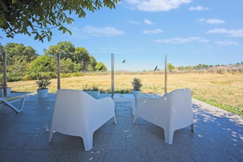 a table and chairs with a view of a field at Casa Carvalhal do Esporão in Lamalonga