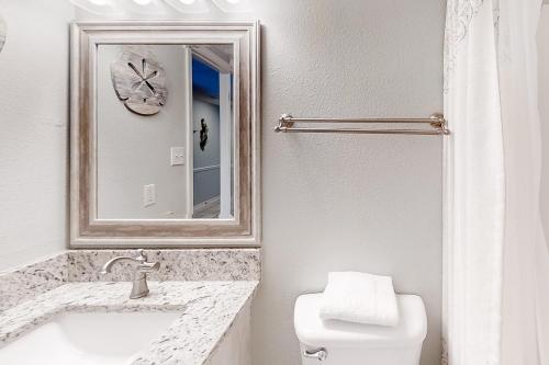 un bagno con lavandino, specchio e WC di Tidewater 906 a Orange Beach