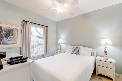 Un dormitorio con una cama blanca y una ventana. en Tidewater 608, en Orange Beach
