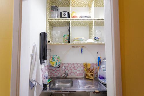 Kuchyň nebo kuchyňský kout v ubytování SUH Flamengo 11 Smart House