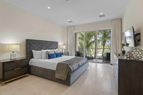 Ένα ή περισσότερα κρεβάτια σε δωμάτιο στο Eagle Beach - Deluxe Regency 3BR condo - LV203