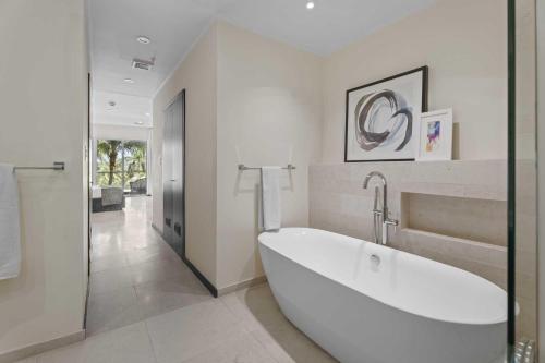 Ένα μπάνιο στο Eagle Beach - Deluxe Regency 3BR condo - LV203